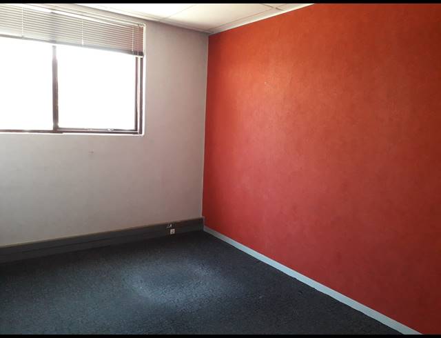 1,172M² OFFICE TO LET IN IRENE